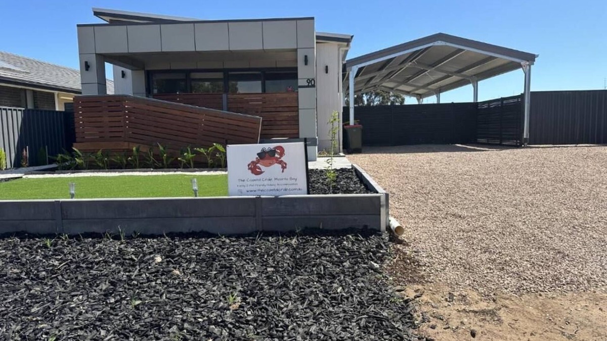 Moonta Bay House | 🎣🦀The Coastal Crab, Moonta Bay. 🐾 Pet friendly holiday accommodation 🐾⛱️🚂🛝