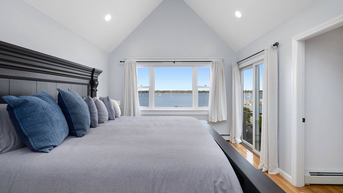 Edgewood House | The Coastal Vibes House in historic Pawtuxet Village! 1 minute to harbor.