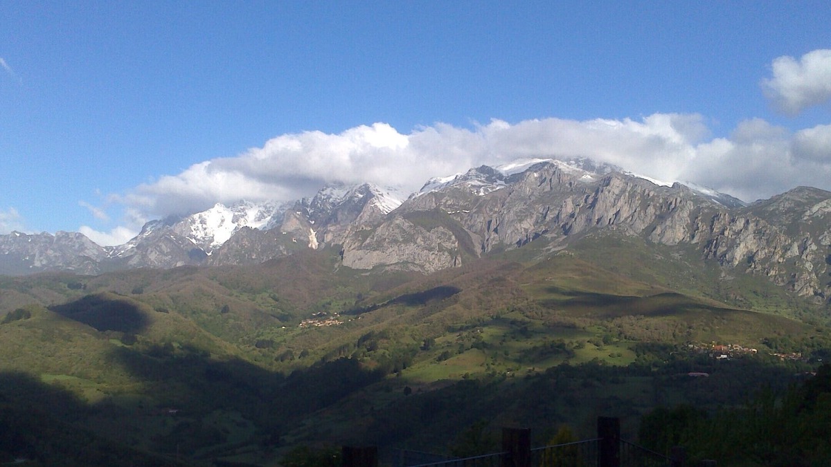 Cobena House | The Cobeña Viewpoint. 60 m house. with beautiful views of the Picos de Europa.