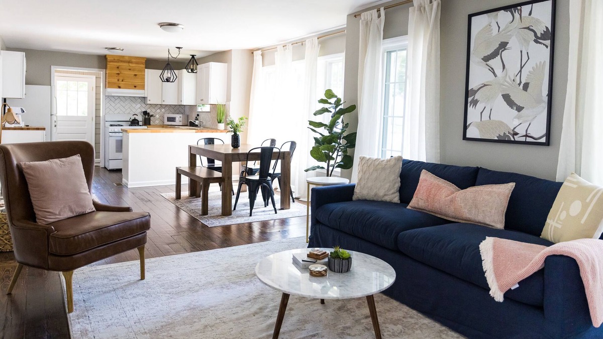 Greensboro House | The Coliseum Cottage. 1 King/2 Queen Beds. Close to coliseum and colleges.