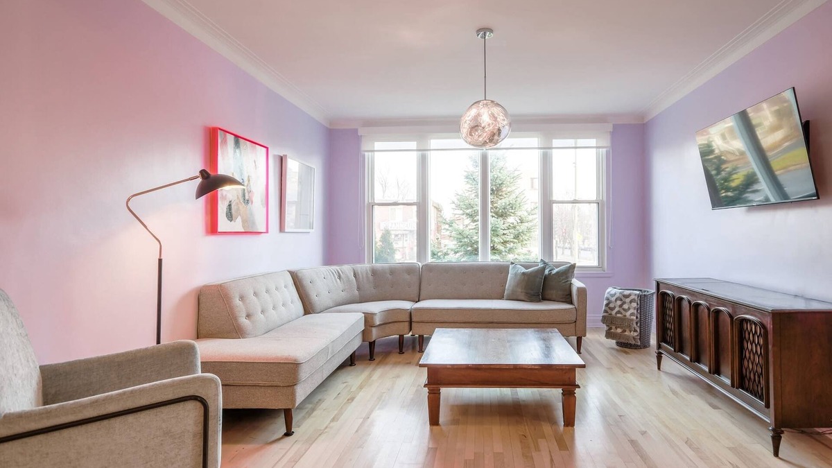 Ahuntsic Apartment | The Color House | Subway | AC | Free Parking | Near a Metro Station