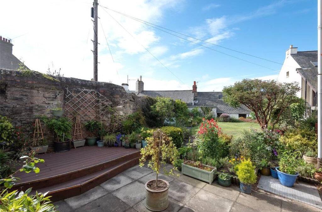 Broughty Ferry Apartment | The Colours Riverside apartment with garden