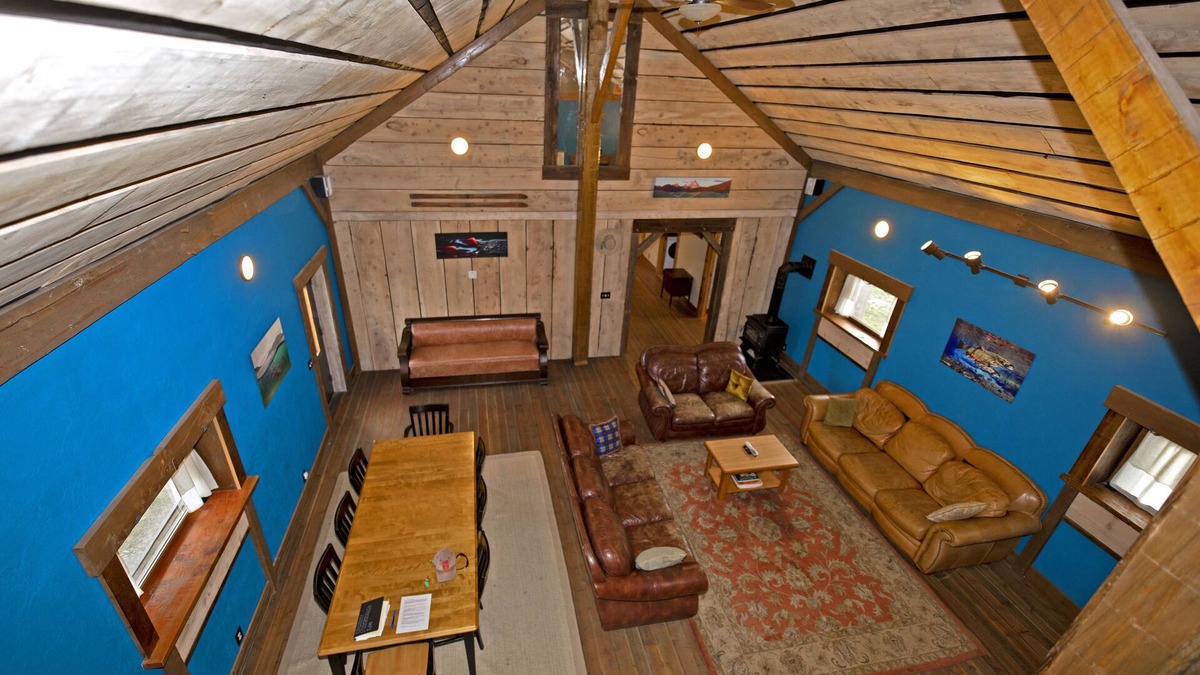 Twin Bridges House | The Combat Fisherman. Entire house. One block to the Beaverhead. Walk to bars/fo