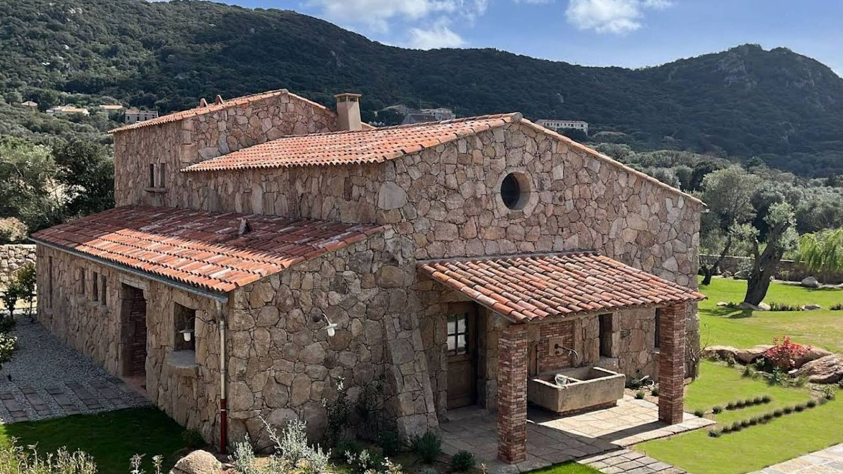 Figari Villa | The comfort of a villa combined with the services of a hotel!