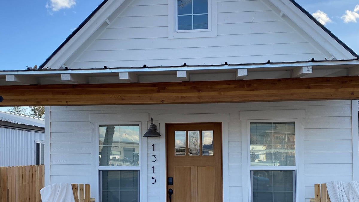 Sandpoint Cabin | The Comfy Bear Cottage! Beautiful 2 bed/1bath home minutes from skiing and lake.