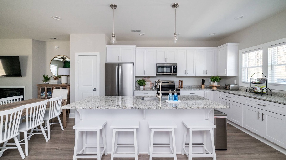 Naruna House | The Common House - 7 min to LU, Family Friendly, Great Location, sleeps up to 8!