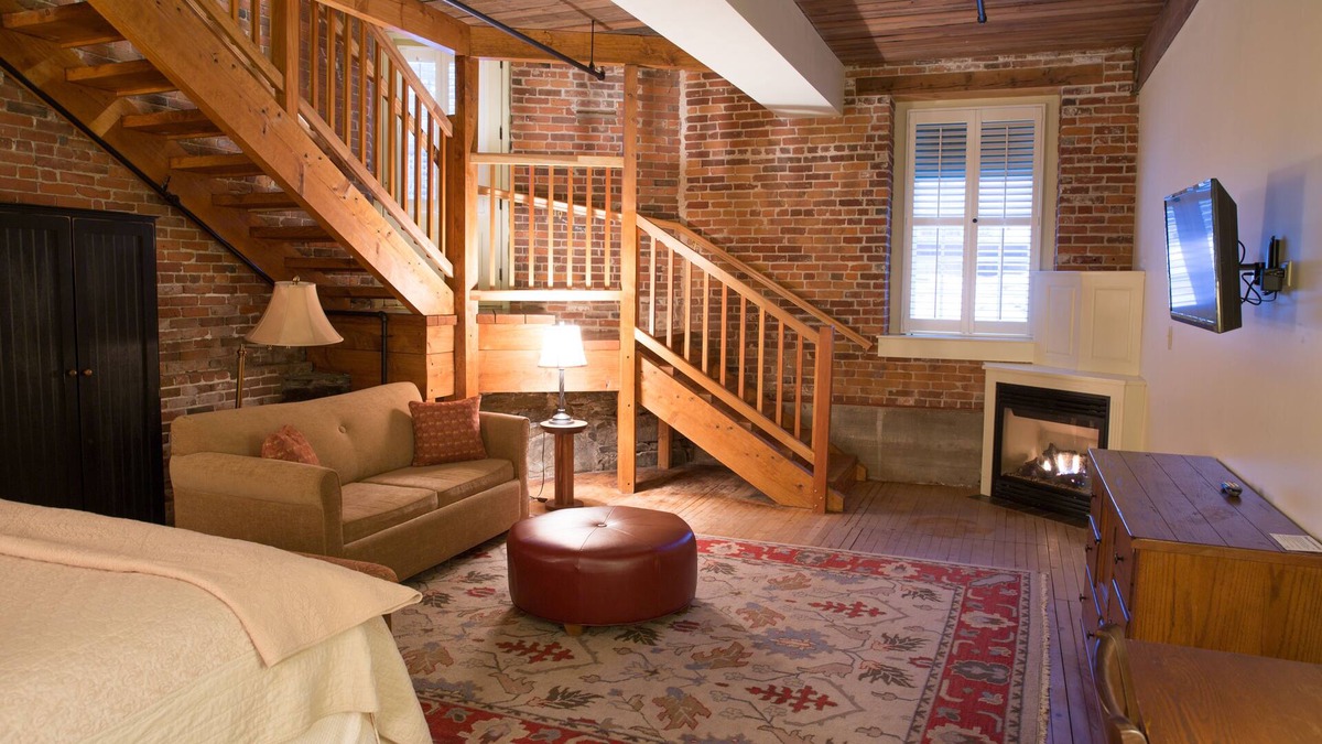 Claremont Hotel | The Common Man Inn & Restaurant