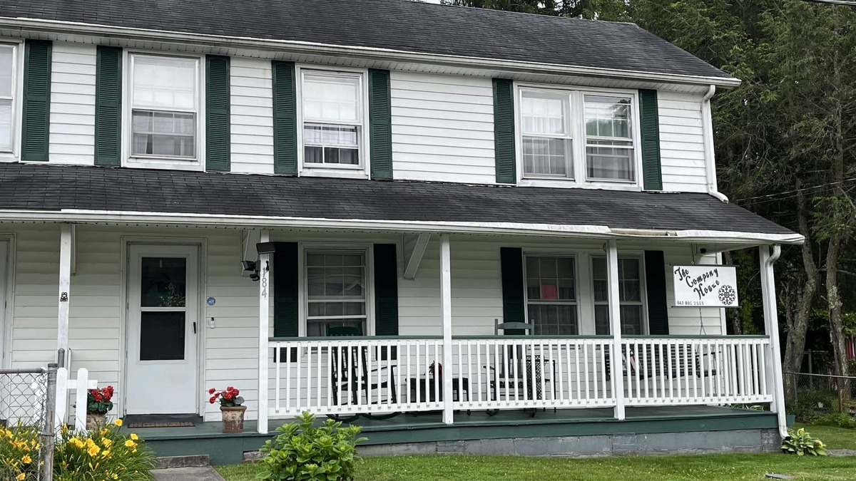 Pocahontas House | The Company House of Pocahontas - minutes from Spearhead & HM trails