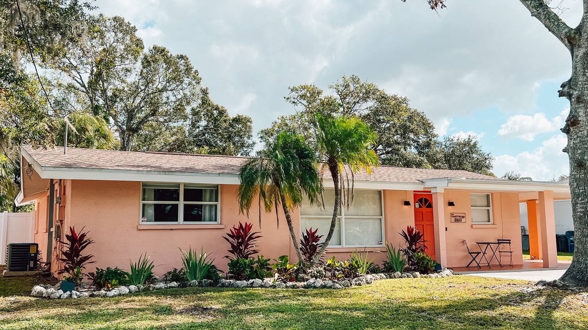 Sarasota Springs House | The Coral Cottage close to all that Sarasota has to offer