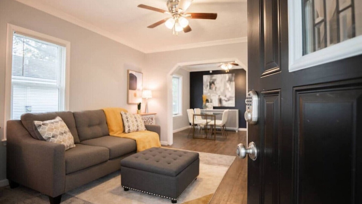 West Peoria House | THE CORNER COTTAGE - Contemporary 1BD in Peoria