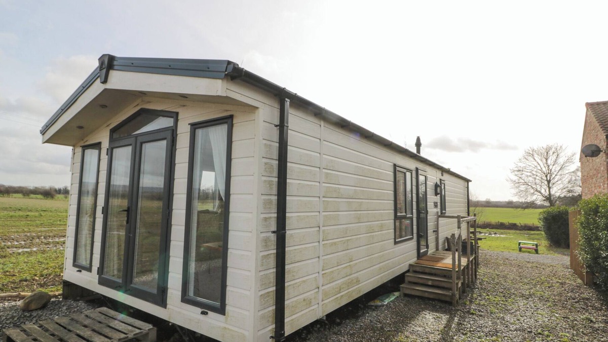 Thirsk Cottage | THE COSY CARAVAN, pet friendly, with a garden in Thirsk