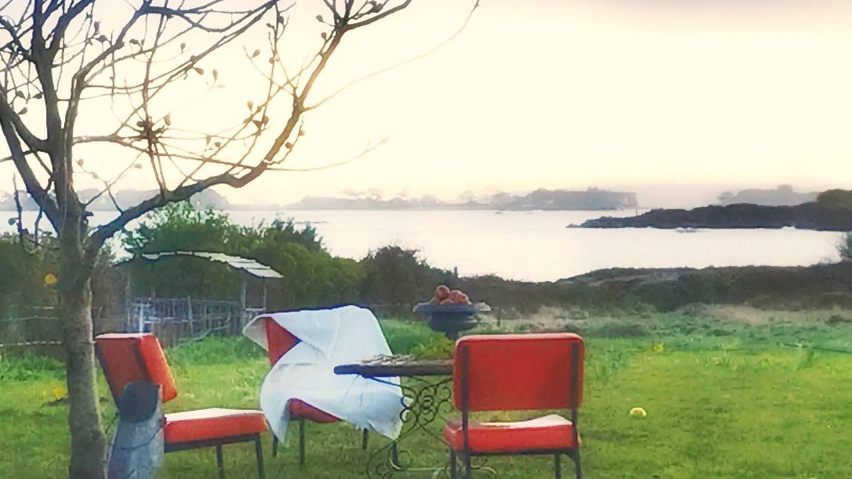 Saint-Pol-de-Leon House | The cosy Kerigou gîte with sea and beach views