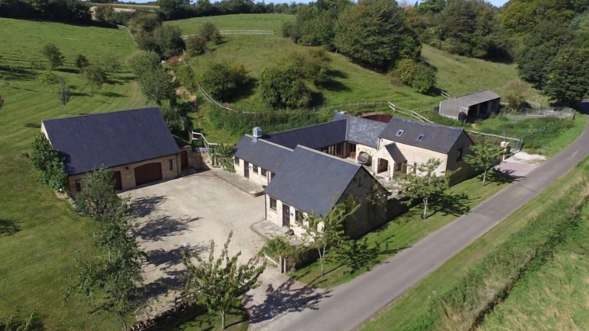 Witney House | The Cotswold Manor Wychwood, with Hot-Tub, Games Barn, 3 acres of Parkland