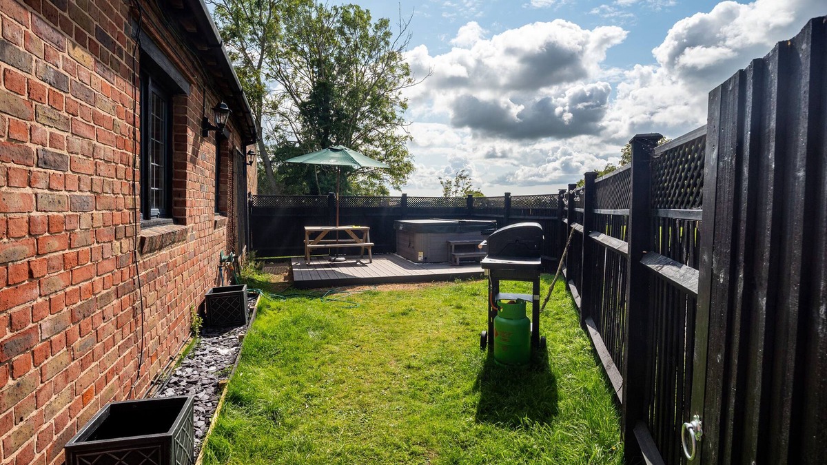 Upper Dicker House | The Cottage at Gildridge Private Hot tub