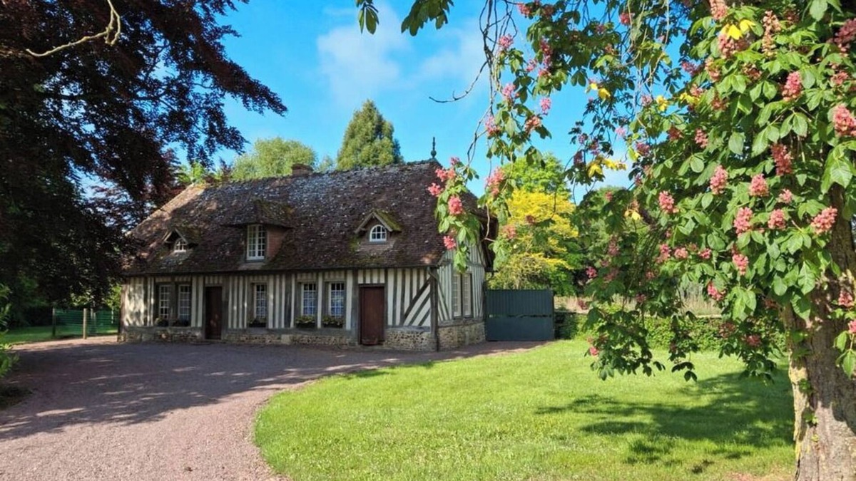 Bellou Cottage | The Cottage of Manoir de Bellou – Charm and Serenity for 6 Guests