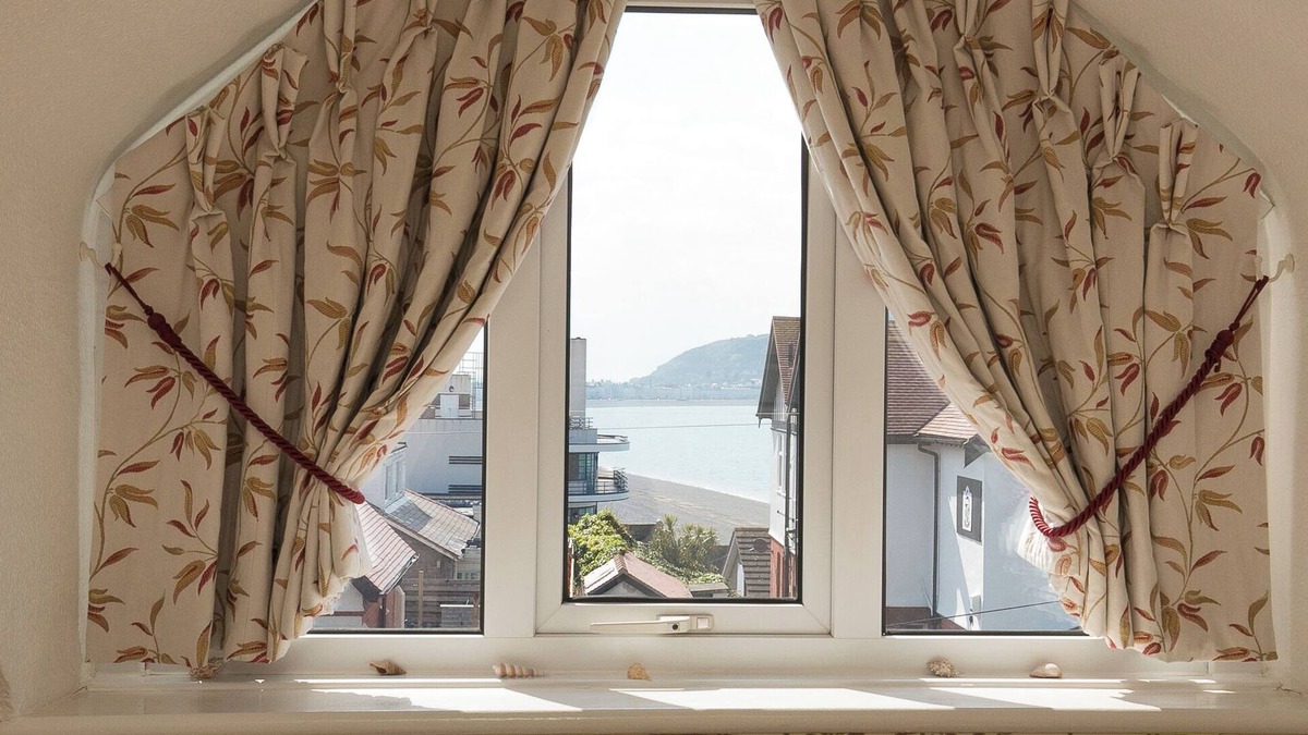 Llandudno House | The Cottage on the Beach - Sleeps 7 - Large Garden