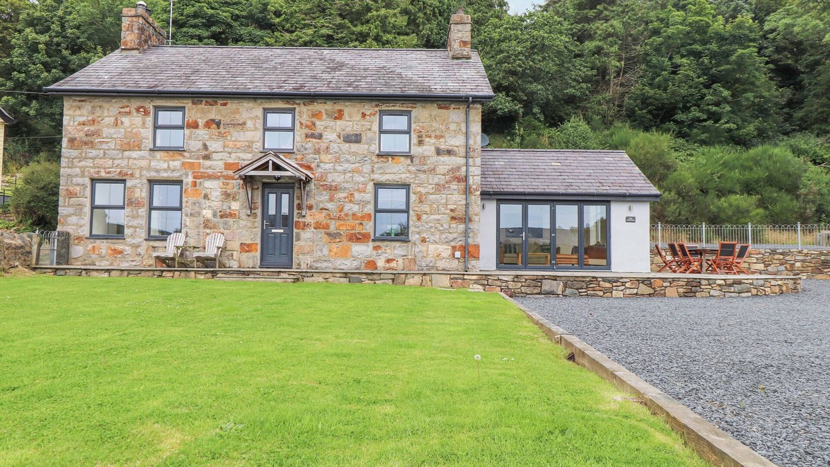 Garn Fadryn Cottage | THE COTTAGE, pet friendly, country holiday cottage in Llaniestyn