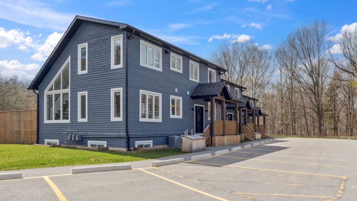The Blue Mountains Ski Chalet | The Cottages at Blue: 21 BDR Triplex for 44 Guests