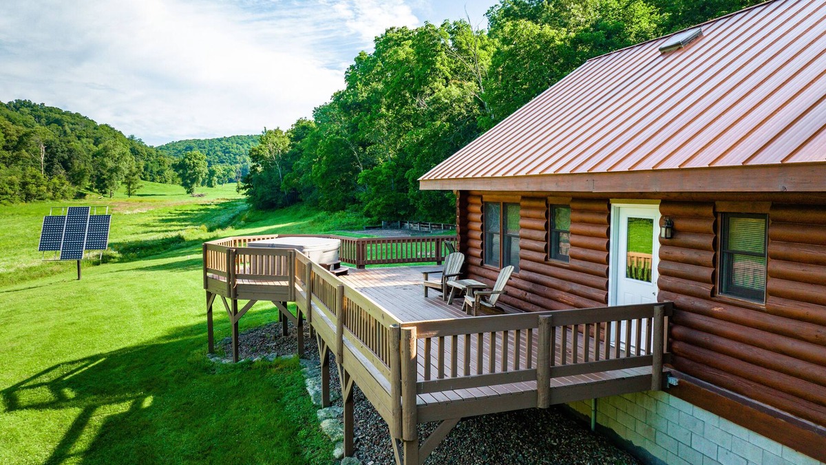 Ferryville Cabin | The Cotton Wood lodge- Romantic, Secluded on Stream in the Driftless- Hot Tub
