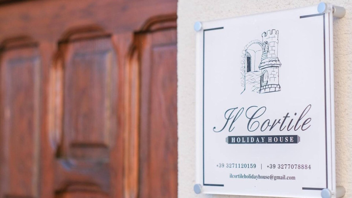 Caccamo Apartment | The courtyard holiday house