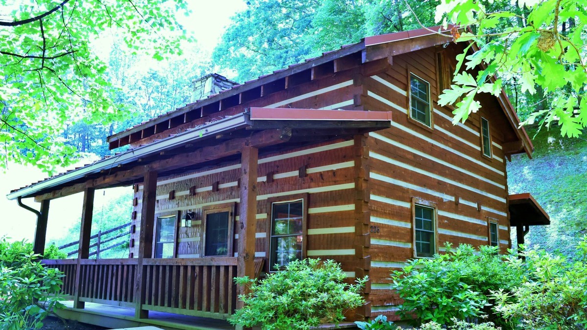 Cherokee Cabin | The Cove: 6 min to Casino and Golf! Pet Friendly