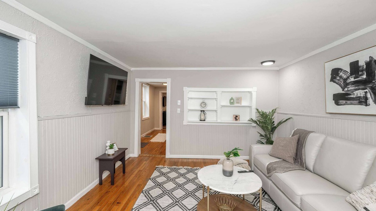 Latonia House | The Covington Cottage – Modern 2 BDR Charmer