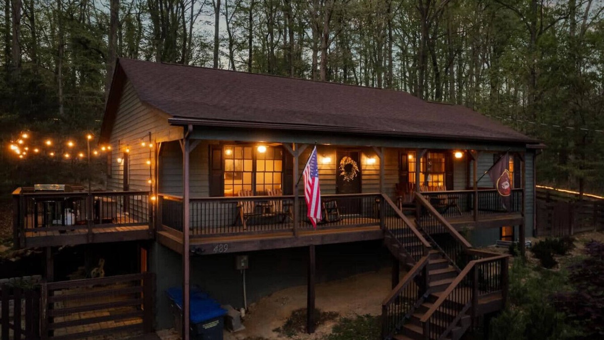 Front Royal Cabin | The Cozy Bear Cabin | Hot Tub, Fenced Yard, Games