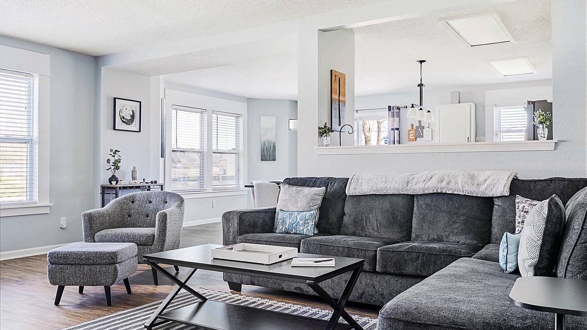 Brownsburg House | The Cozy Charcoal Cottage - w/Garage