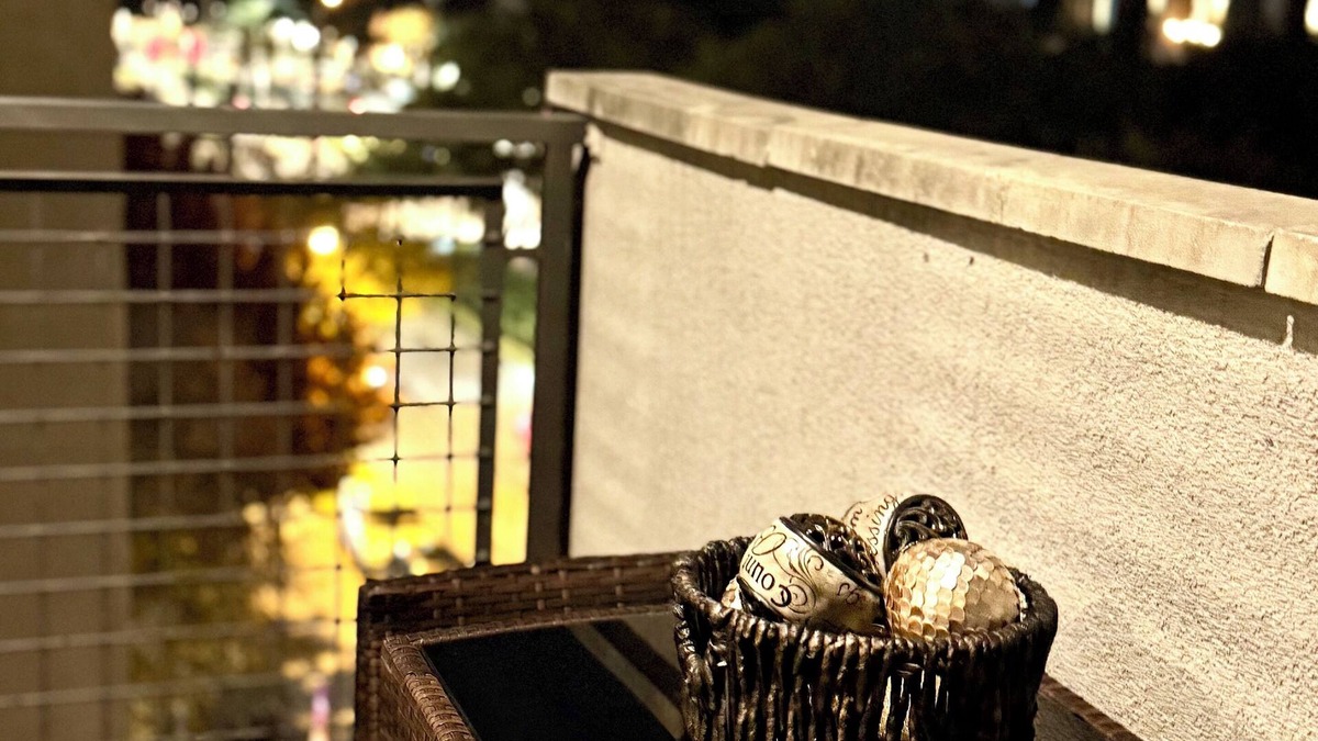 Dallas Design District Apartment | THE COZY CHRISTMAS COTTAGE