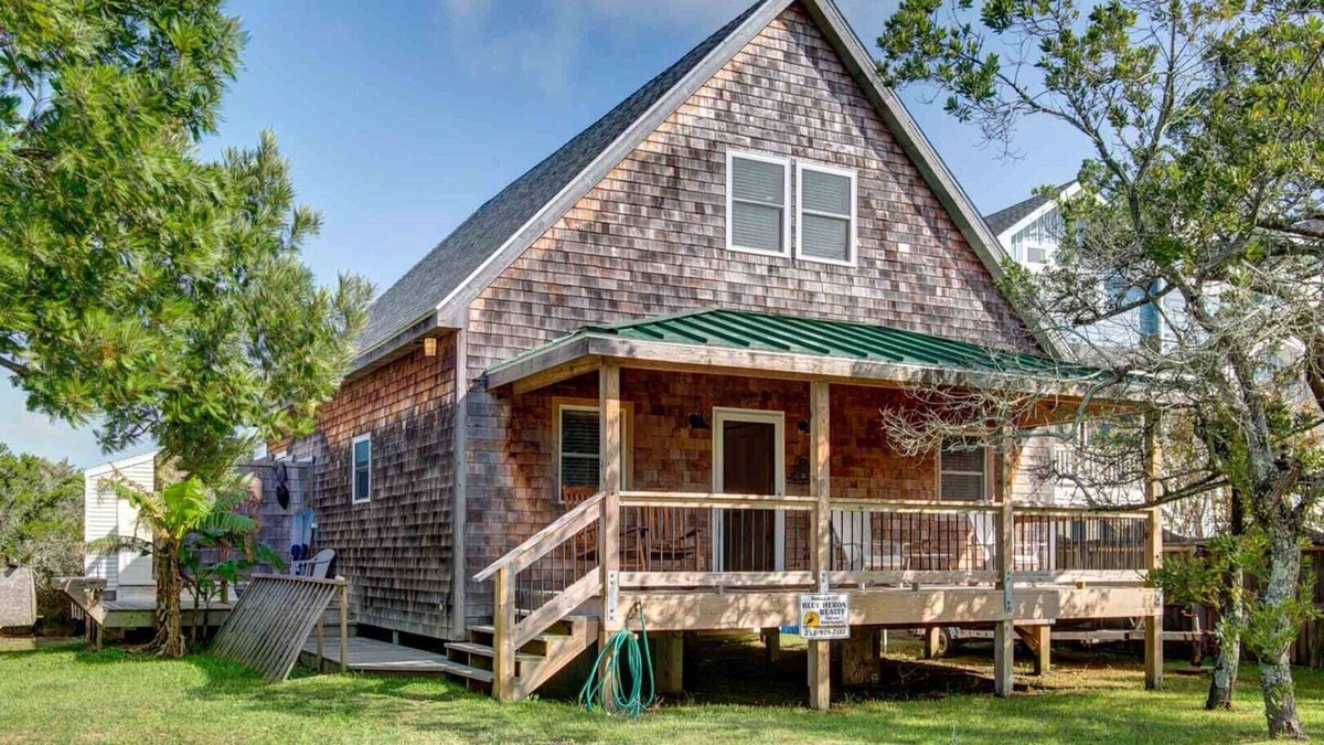 Ocracoke Apartment | The Cozy Clam is a tastefully decorated cottage with two separate living rooms.