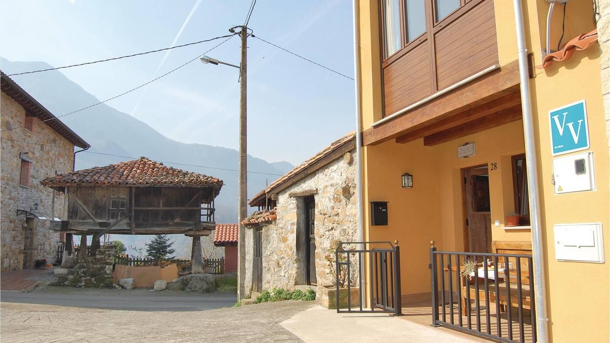 Santovena House | The cozy cottage "La Casina de Cirieñu" is located in the Asturian village of Cirieñu with 64 inhabi