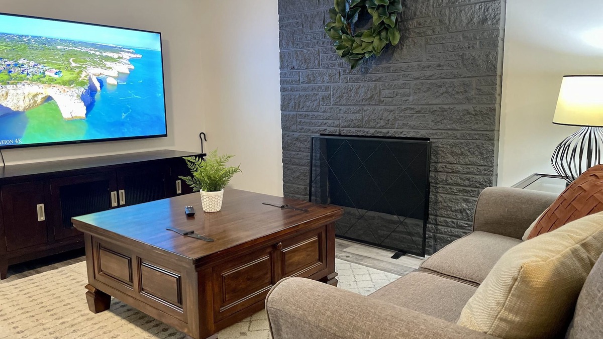 Bull Mountain House | The Cozy Edge - 2br Home with warm fireplace!