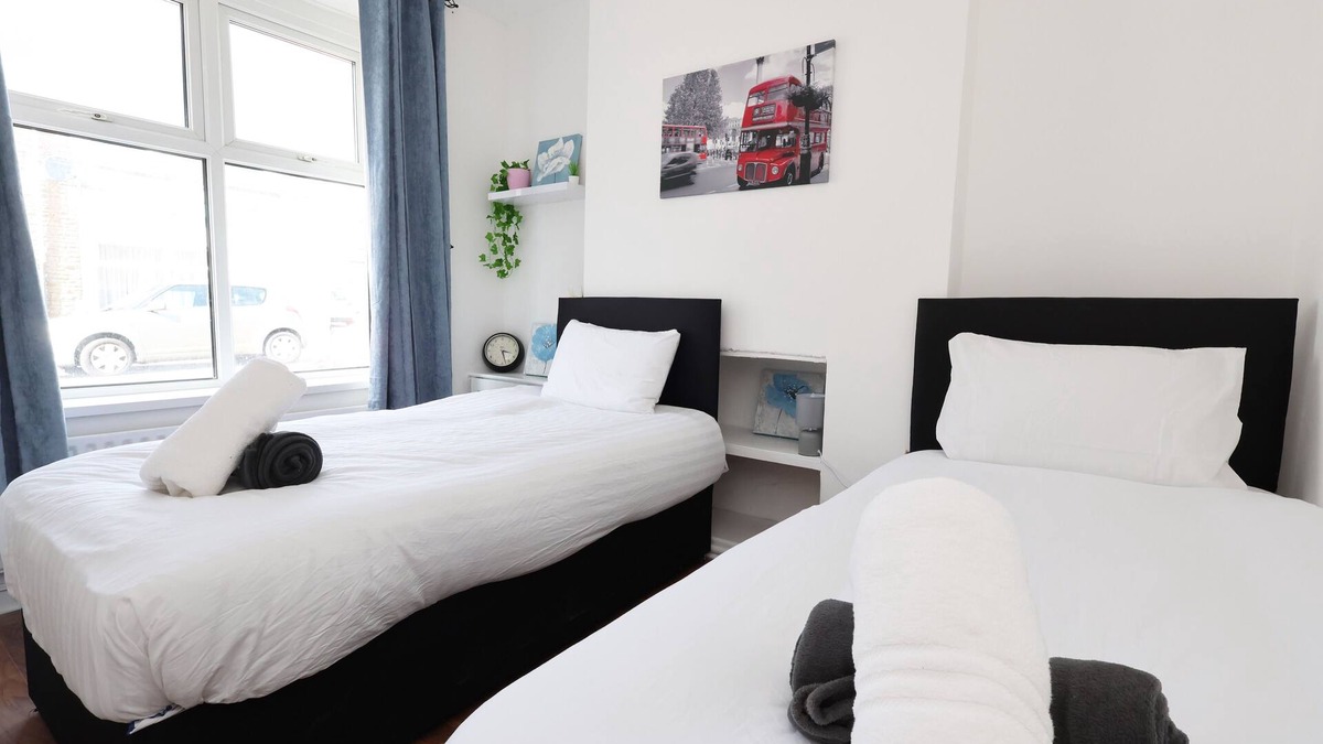 Plasnewydd House | The Cozy Home | 11min Walk to Cardiff Central | Linen + Parking Provided |