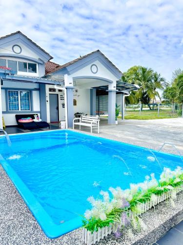 Sungai Pelek House | The Cozy Home Private Pool Villa 5BR 20pax