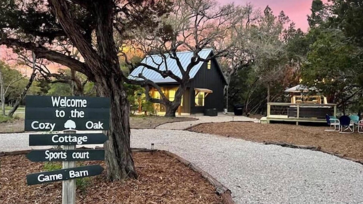 Boerne Cottage | The Cozy Oak Cottage at The Red Barn Ranch