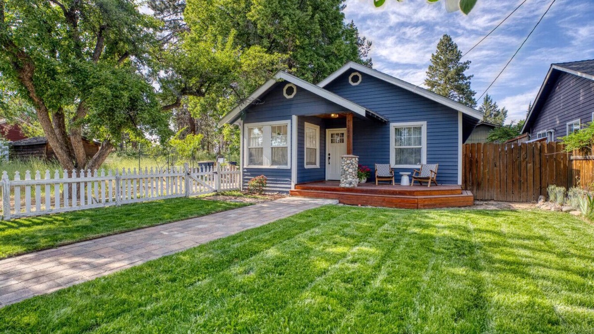 Larkspur Apartment | The Creative`s Nest in Bend