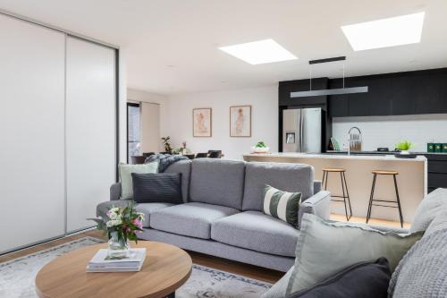 South Launceston House | The Crescent, a modern townhouse near LGH & parks