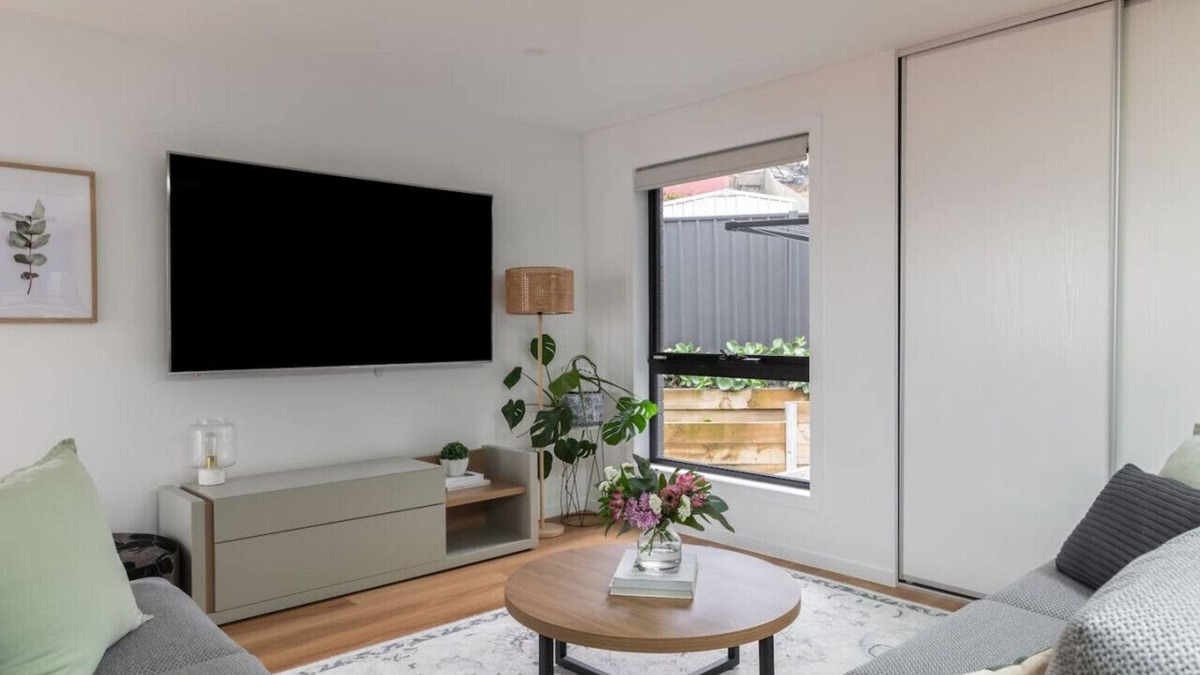 South Launceston Apartment | The Crescent, a modern townhouse near LGH & parks. Pet-Friendly!