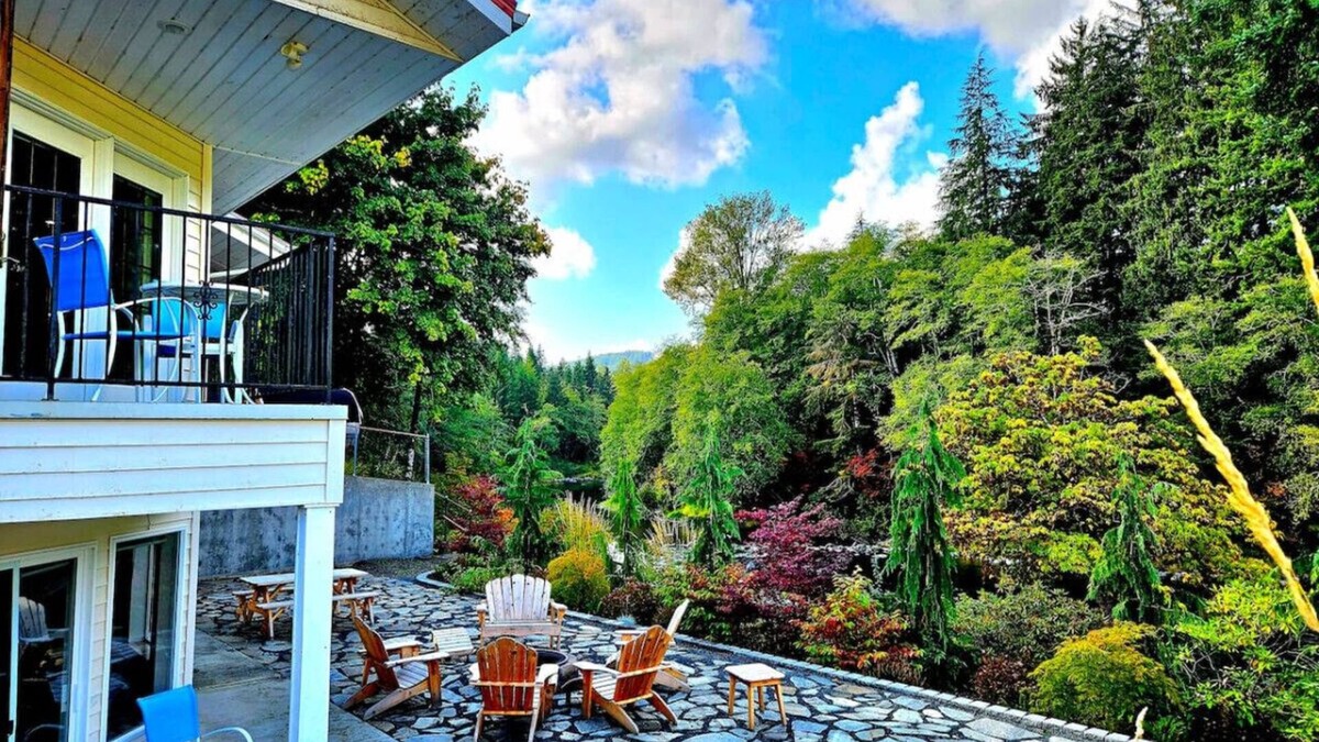 Forks House | The Cullen's Clair de Lune, River-front Estate