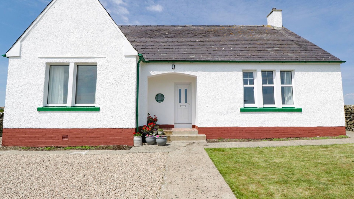Newton Stewart Cottage | THE DAIRY COTTAGE, pet friendly, with hot tub in Whithorn