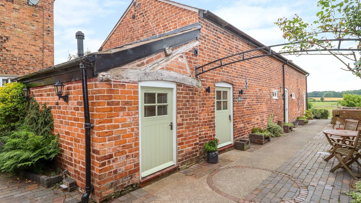 Cotebrook Cottage | THE DAIRY, romantic, character holiday cottage in Tarporley