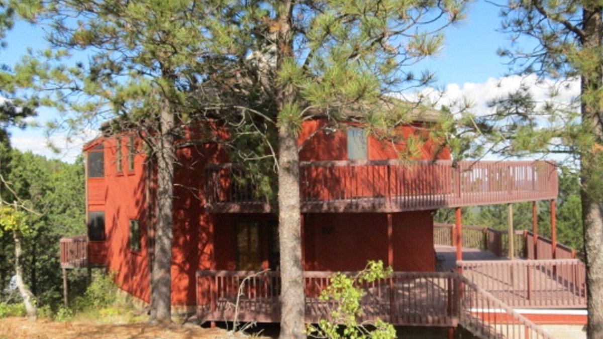 Rapid City House | The Dakota Hogan Amazing views and close to Lake Pactola!