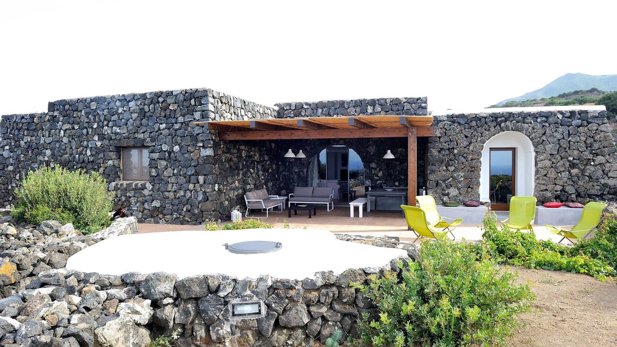 Kamma Villa | The Dammuso Rosa and Henry. Typical construction of the island of Pantelleria.