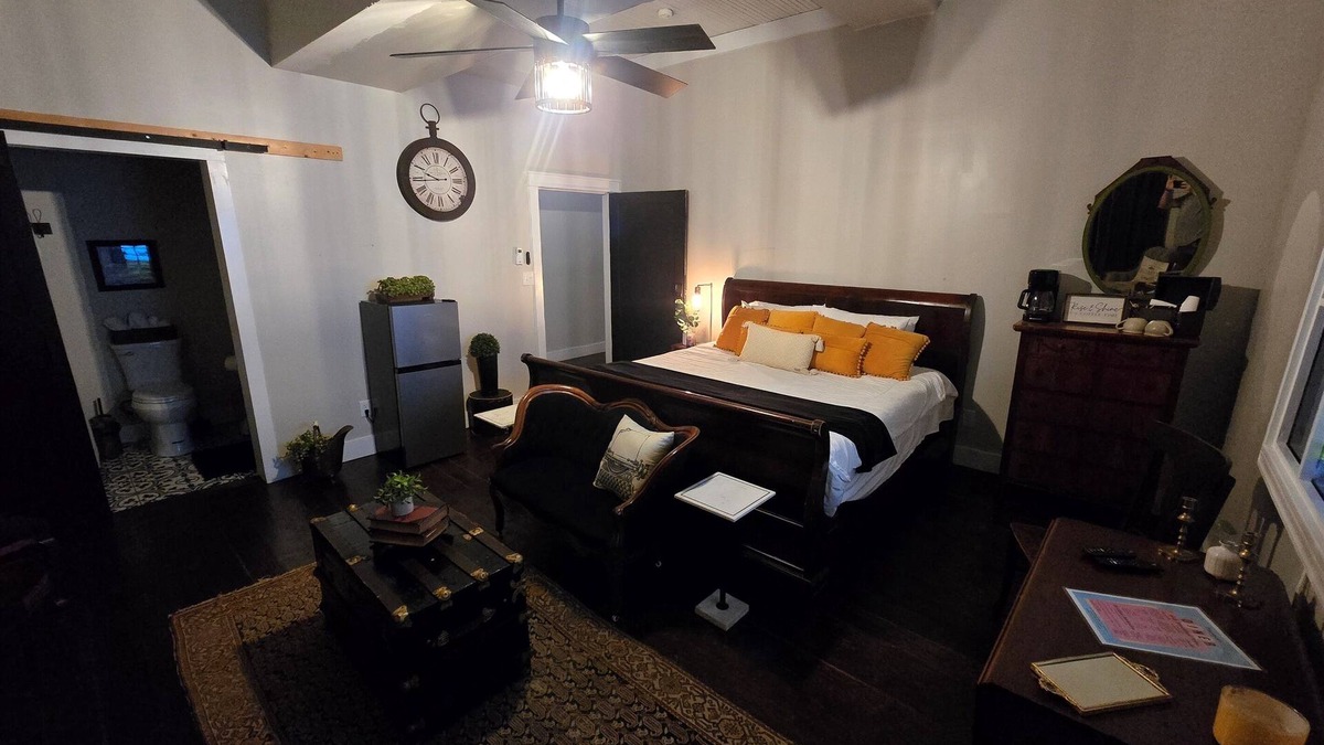 Marthasville Bed & Breakfast | The Daniel Boone Room -Marthasville,MO