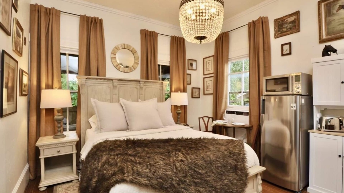 Historic Downtown Apartment | The Dark Horse Suite - 15 Mins to WEC in Historic Downtown Ocala!