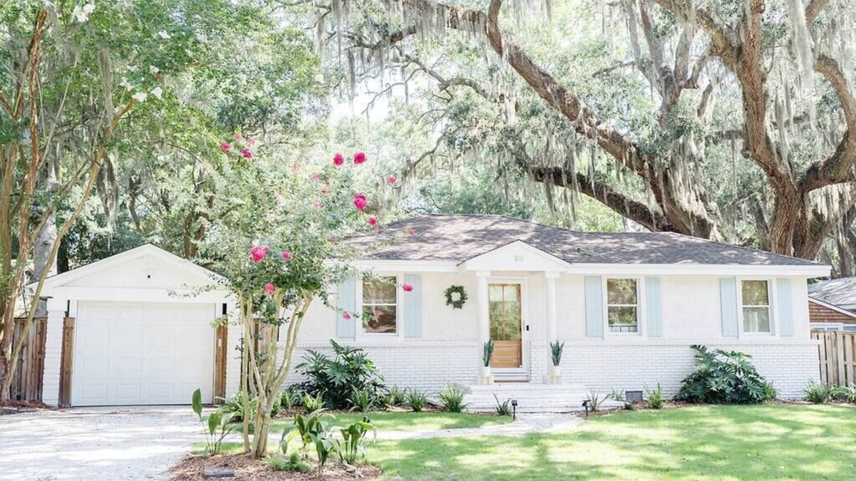 Saint Simons Island House | The Davis: Spacious SSI Retreat Near Beach - Sleeps 14 w/Private Guest Cottage