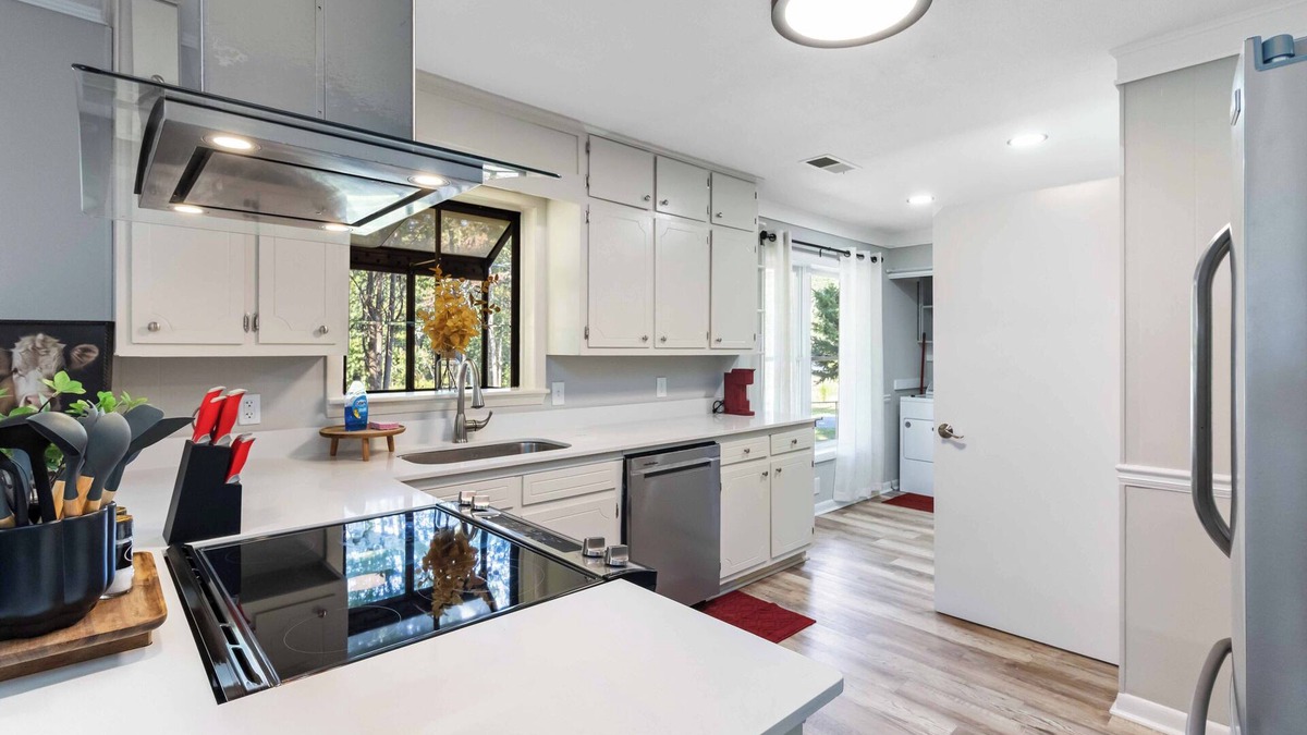 Statham House | The Dawg House Pet-Friendly 4Br 2 Bath Near UGA & Ga Club