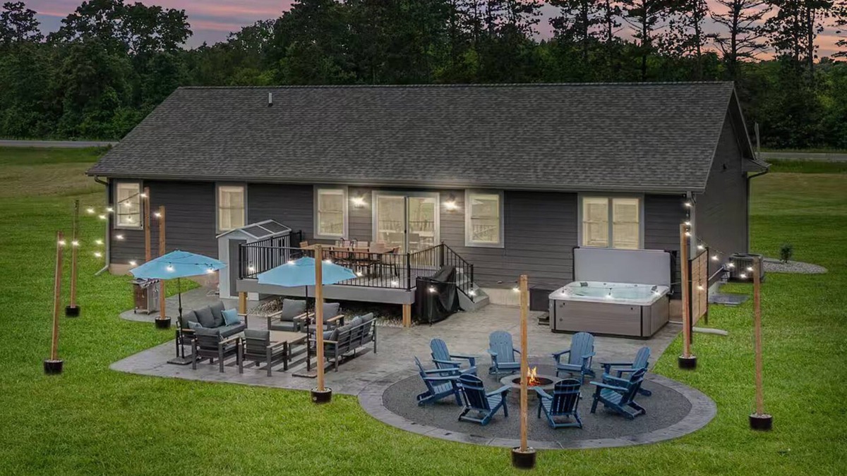 Wisconsin Dells House | The Dells Den- Hot Tub- Fire Pit- Theater- Game Room- 5 min to DT Dells!