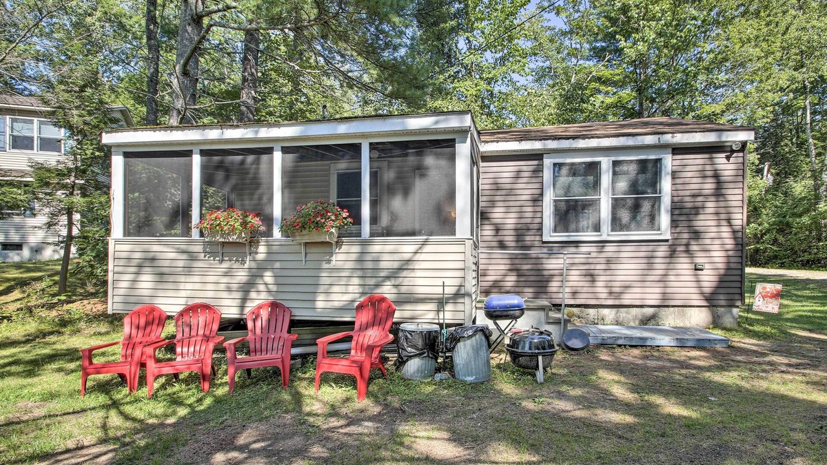 Raymond Cabin | 'The Den' Raymond Home w/200 Feet of Sandy Beach!