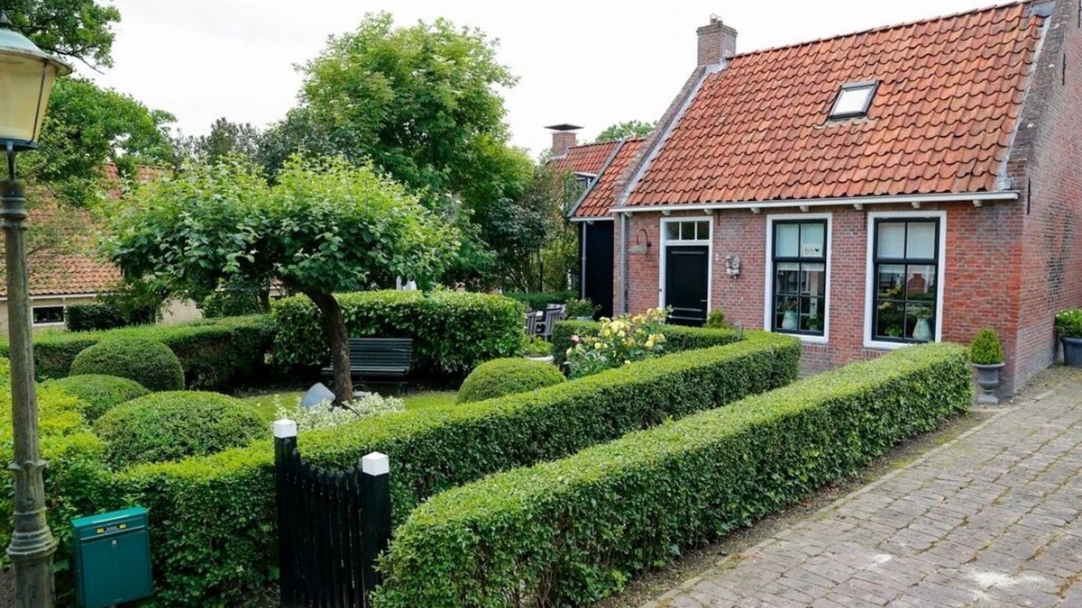 Ee House | The detached mound house in the middle of our village in a quiet location